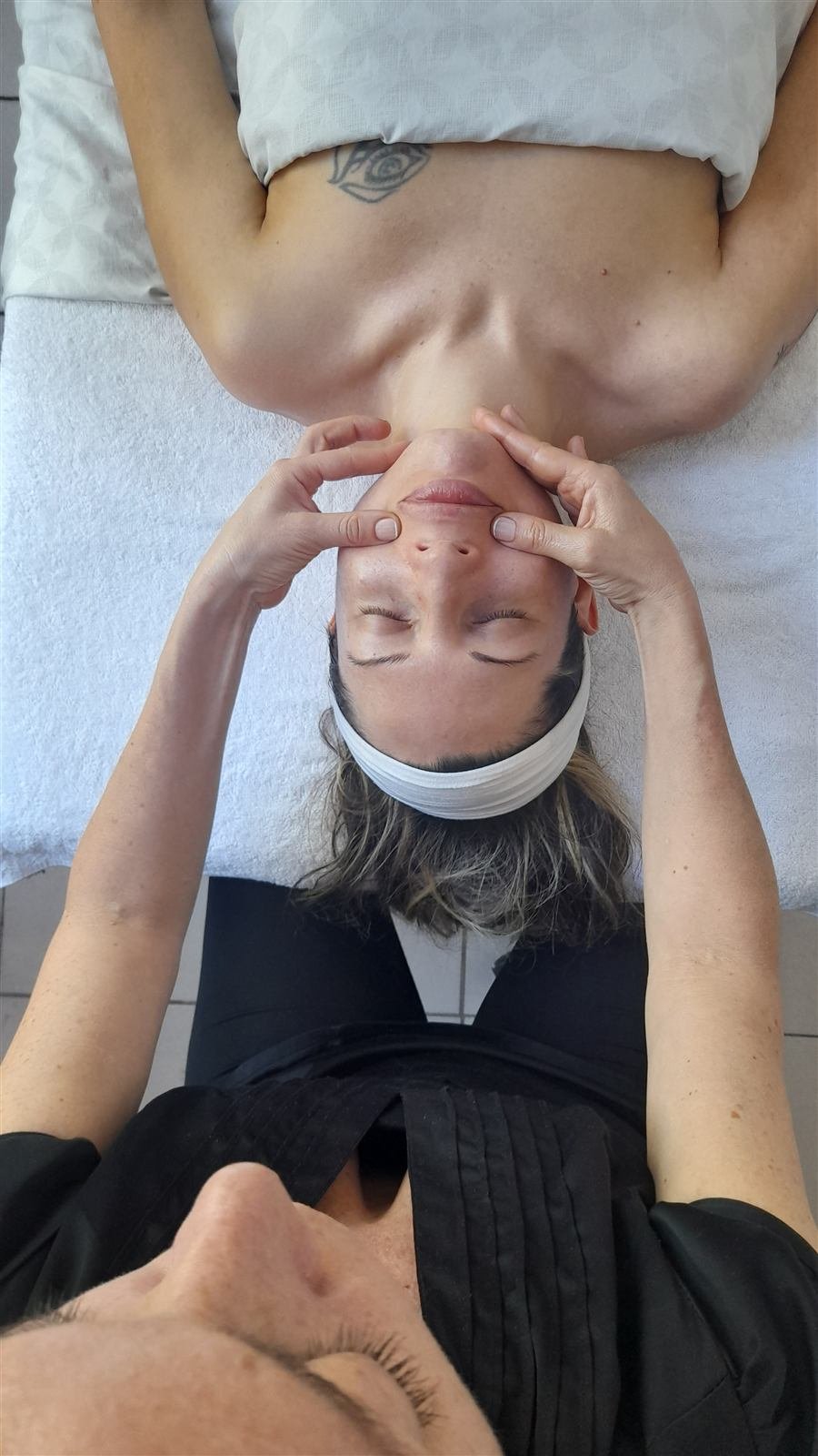 Melina trabajando sobre el rostro de una paciente